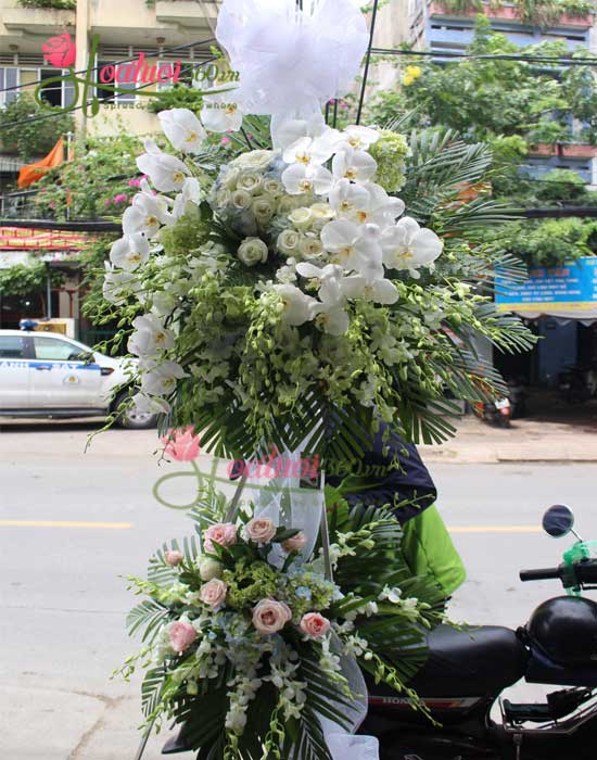 Đặt vòng hoa đám tang quận 10 - Cách lựa chọn và gửi gắm tâm tư